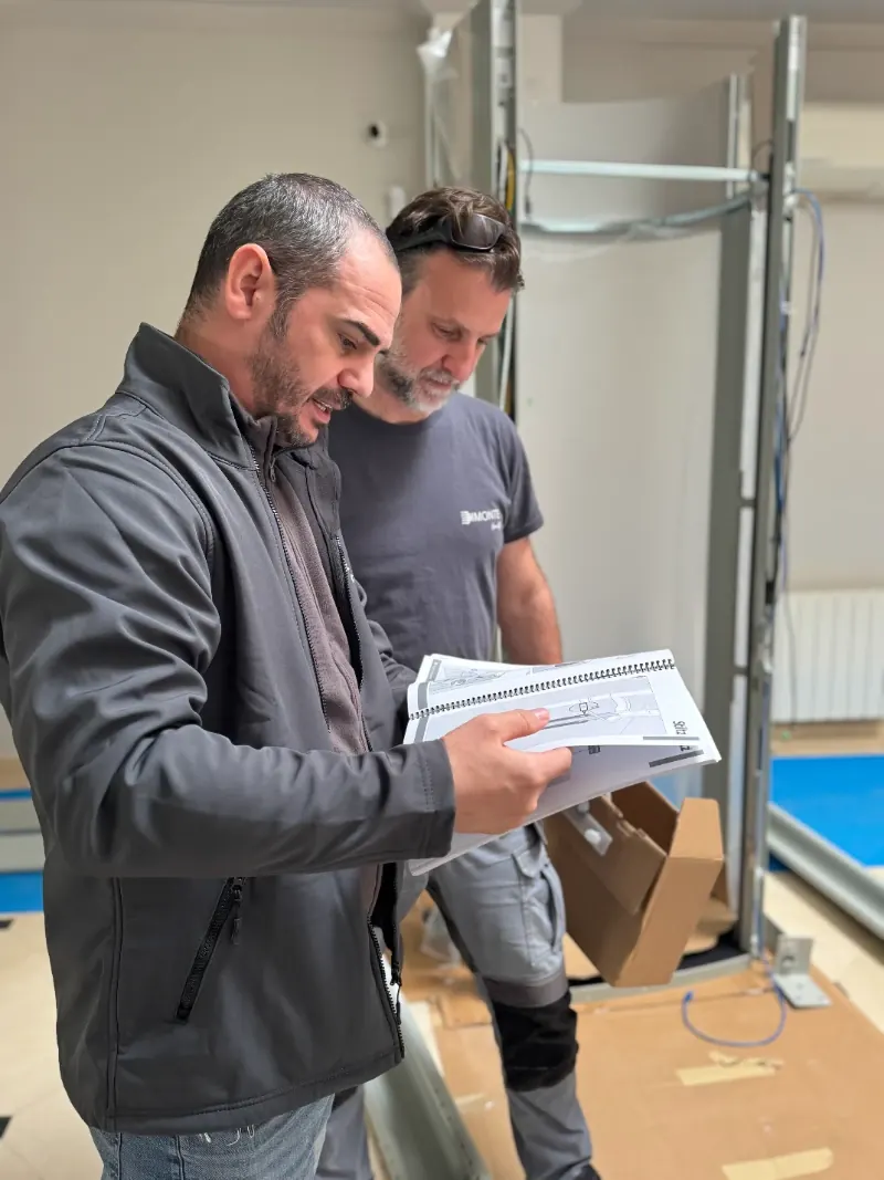 Davide Di Monte con un compañero durante una instalación
